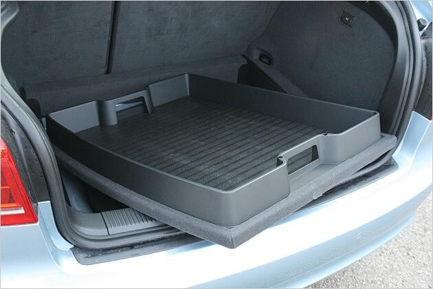 Das Fach ist herausnehmbar, etwa als Ablage für schmutzige Stiefel