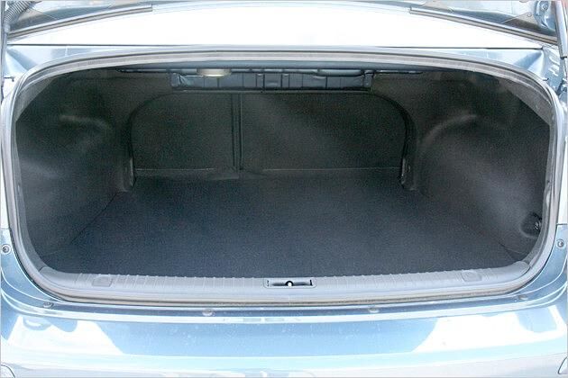 Mit 523 Litern fasst der Kofferraum sogar drei Liter mehr als der einer BMW 5er Limousine
