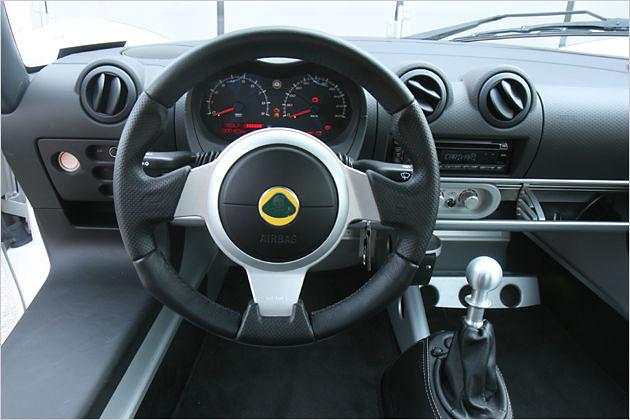 Richtig unbequem ist das enge Interieur nicht, lange Touren fordern trotzdem Leidensfähigkeit