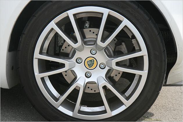 Die Stahlbremse mit gelochten und belüfteten Scheiben rundum hat den Lotus stets im Griff