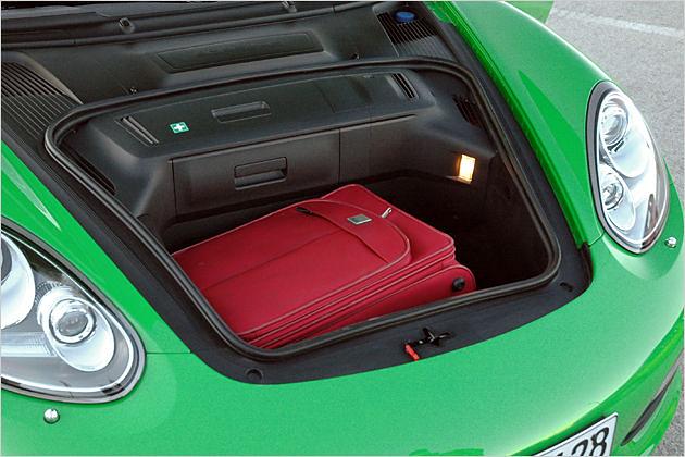 Ganz manierlich: In die Nase des Boxster S passen 150 Liter Gepäck - also mindestens zwei Kabinen-Trolleys