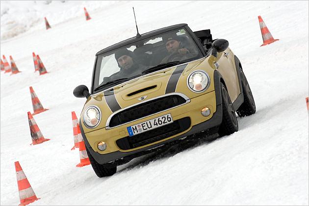 Die dynamische Traktionskontrolle erlaubt genug Schlupf, um im Schnee zügig voran zu kommen