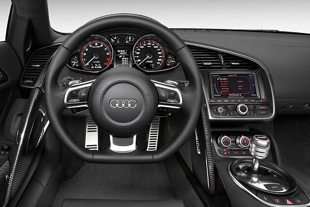 Das abgeflachte Lenkrad liegt gut in der Hand, das Cockpit ist sehr übersichtlich