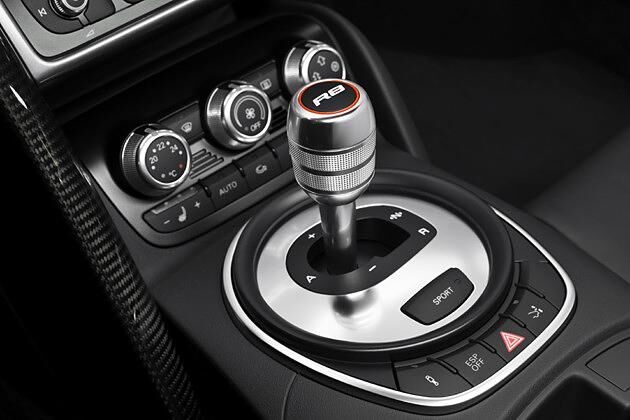 Der griffige Schalthebel des automatisierten R-tronic-Getriebes