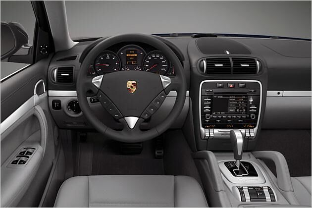 Typisch Porsche: Sauber verarbeitetes Cockpit mit schönen Materialien