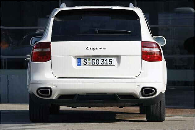 Die beiden Endrohre sehen exakt so aus wie die des Basis-Cayenne mit Ottomotor
