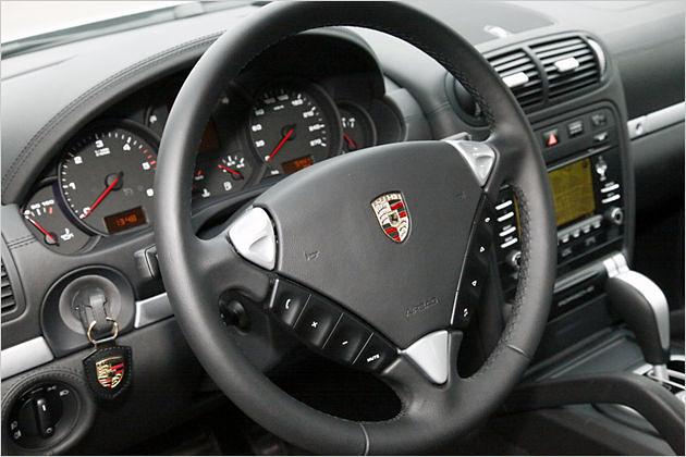 Warum keine Paddel? Die Tiptronic-Schaltwippen sind nicht gerade bedienfreundlich