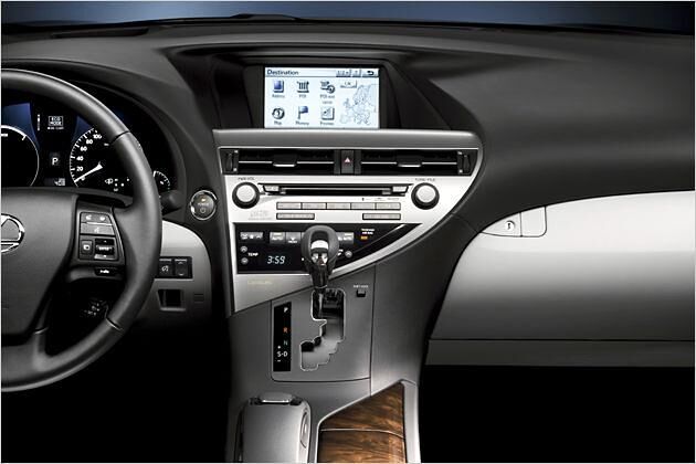 Ein Navigationssystem mit Multifunktionsbildschirm ist ab der Ausstattung Executive Line serienmäßig