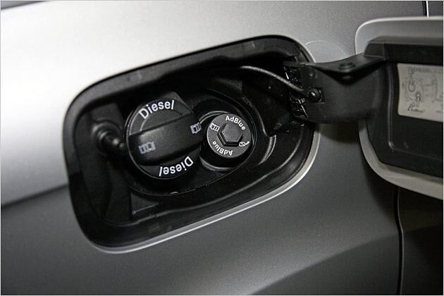 Q7 3.0 TDI clean diesel: Der AdBlue-Tank wird beim Service in der Werkstatt befüllt