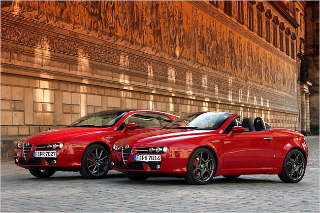 Der Alfa Spider und sein geschlossener Bruder Brera (hinten) in Dresden
