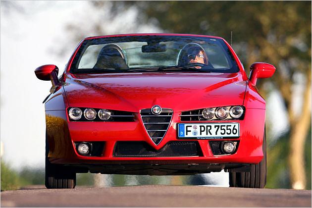 Die Lichtkanten auf der Motorhaube vereinigen sich im "Scudetto"-Grill