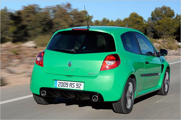 Ein Heckdiffusor und große Endrohre kennzeichnen den Clio Renault Sport