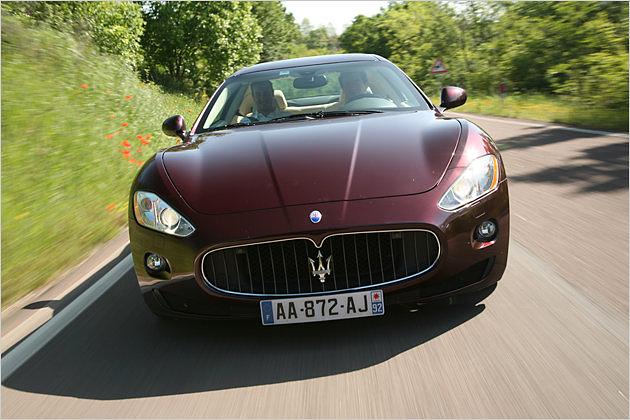 Dreizack auf großem Grill mit vertikalen schwarzen Streben: Der GranTurismo S ist untrüglich ein Maserati