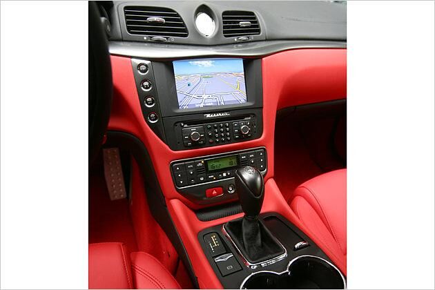 Das Navigationssystem kommt serienmäßig in den GranTurismo S Automatik