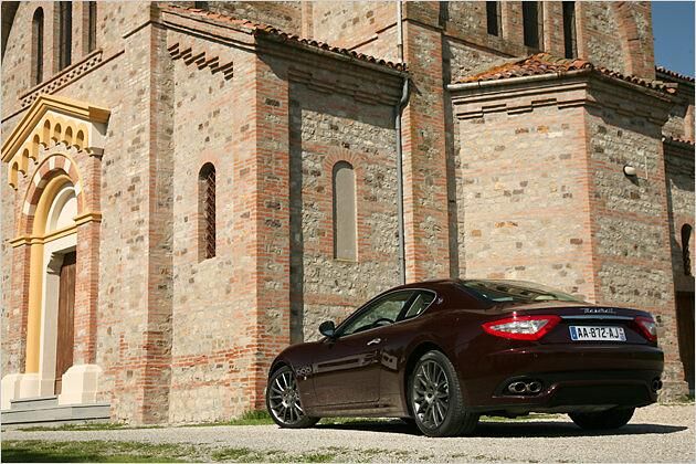 Unter südlicher Sonne kann ein Maserati nur gut aussehen