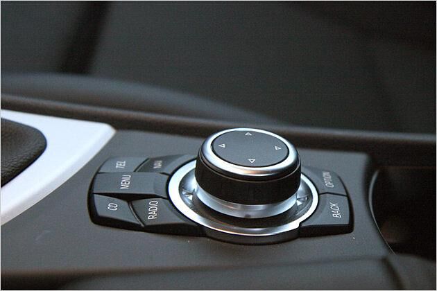 Auf Wunsch ist das überarbeitete iDrive-System mit neuem Bedienrad erhältlich