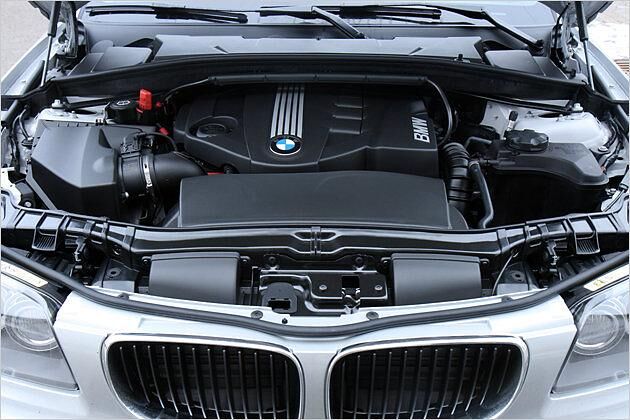 Der Vierzylinder-Diesel arbeitet im 118d Cabrio ausgewogen und laufruhig