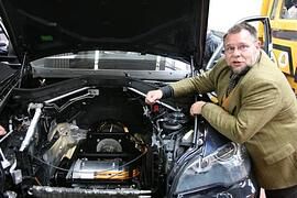 Technik: FH Landshut überholt BMW - Studenten bauen X5 Hybrid