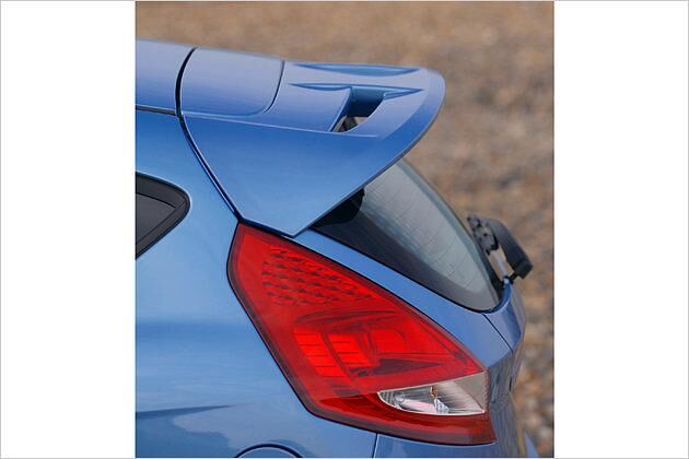 Markant: Der große Dachspoiler des Fiesta Sport