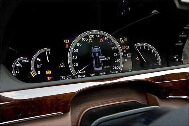 Zentraler Tacho mit Display und Hybrid-Status-Anzeige