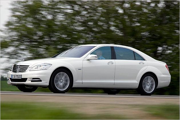 Der S 400 Hybrid steht ab dem 26. Juni 2009 beim Händler