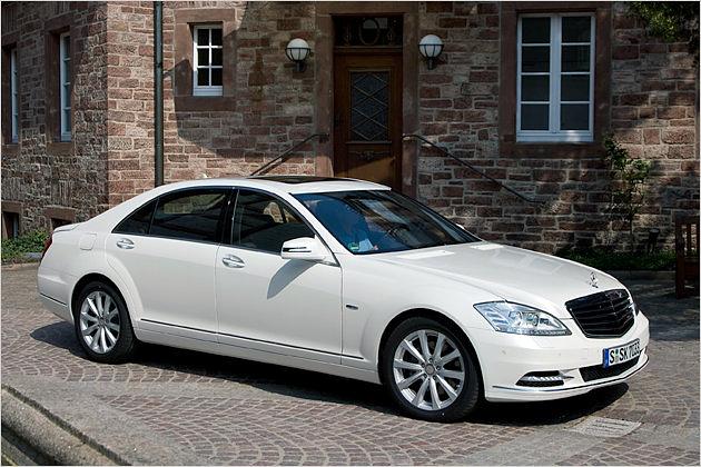 Der kurze S 400 Hybrid kostet 85.323 Euro, der lange ist 93.177 Euro teuer