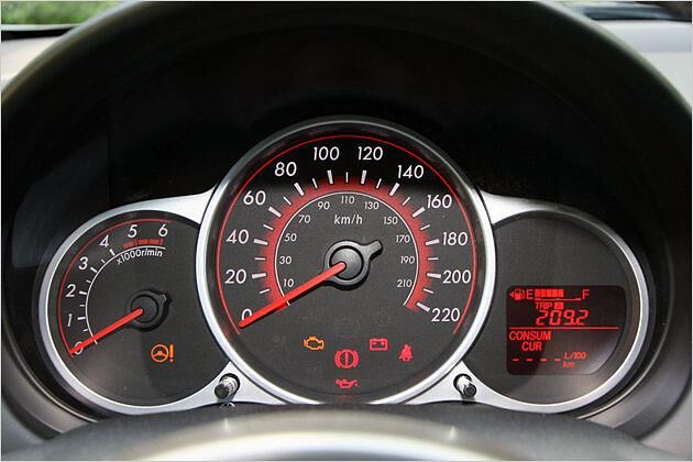 Die rot-schwarzen Instrumente wirken für einen Kleinwagen sehr hochwertig