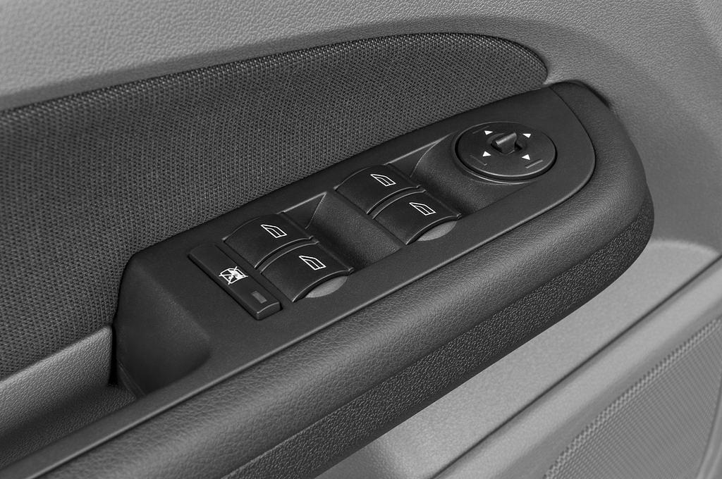 Ford Focus (Baujahr 2009) Trend 2 Türen Bedienungselemente Tür