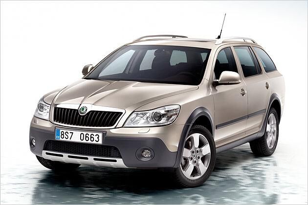 Den Octavia Scout gibt es ab 28.090 Euro. Dafür erhält man die 160-PS-Benzinerversion mit 1.8 TSI