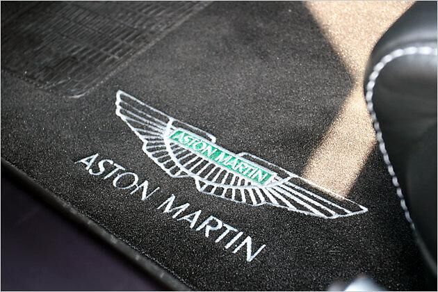 Selbst die Fußmatten ziert das Aston-Martin-Logo