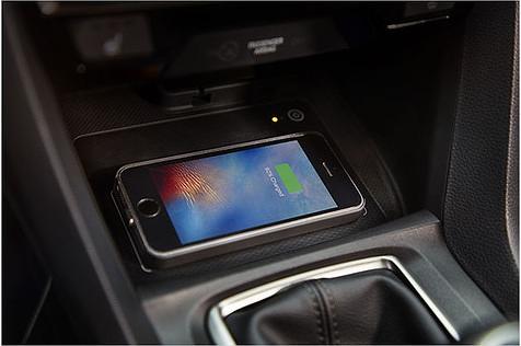 Auf Wunsch kann das Smartphone im Civic nun auch induktiv geladen werden