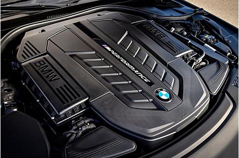 BMW M 760 Li xDrive - das neue V12-Triebwerk mit 6,6 Litern Hubraum leistet 448 kW / 610 PS