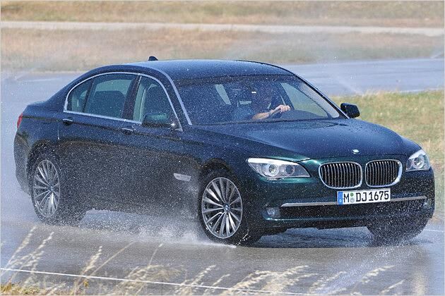 Auf dem nassen Handling-Parcours spielt der 750i xDrive seine Vorteile aus