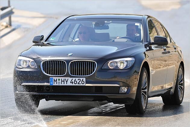 Bewährungsprobe auf der μ-Split-Fläche (gespr. Mü-Split-Fläche): Die nassen Glasbausteine links sind spiegelglatt, der Asphalt rechts bietet guten Grip