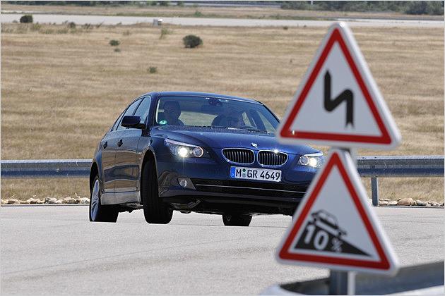 Kurvige Bergstraßen sind das Revier des 750i xDrive