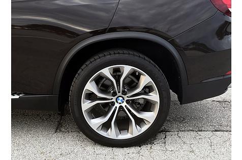 BMW X5 xDrive 40e - rollt auf großen 20-Zöllern