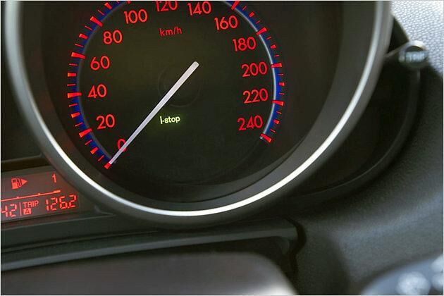Immer, wenn das System den Motor automatisch abstellt, leuchtet die "i-stop"-Anzeige auf