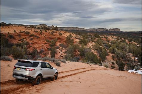 Bis zu 90 Zentimeter Wattiefe bietet der neue Land Rover Discovery V.