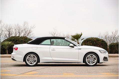 Das Stoffverdeck des Audi A5 läßt sich in 15 Sekunden elektrisch öffnen und in 18 Sekunden wieder schließen