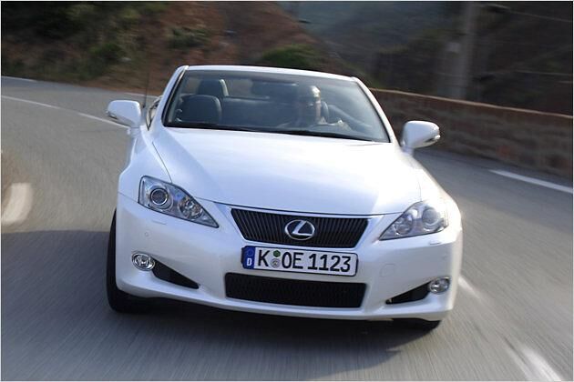 Hinter dem Lexus-L arbeitet ein V6-Benziner mit 208 PS Leistung