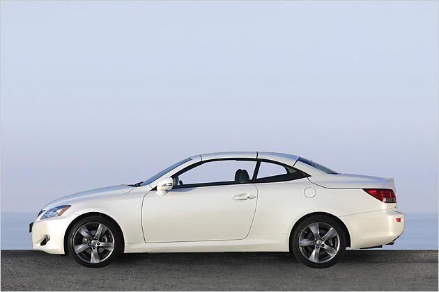 Nach nur 20 Sekunden hat sich der Lexus zum Coupé gewandelt