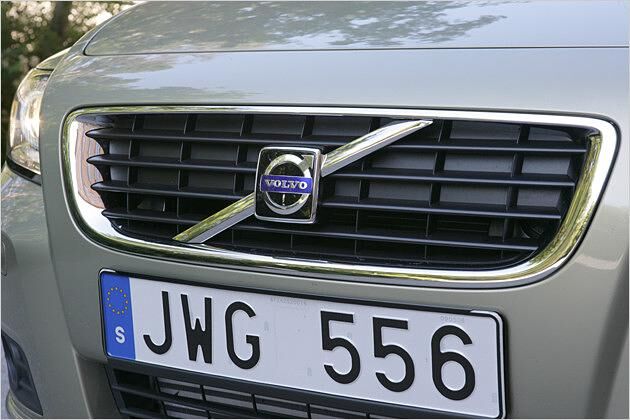 ... außerdem sind die Öffnungen des Kühlergrills größtenteils verschlossen