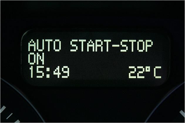 Eine Anzeige im Multifunktions-Display zeigt an, wenn das Start-Stopp-System aktiv ist
