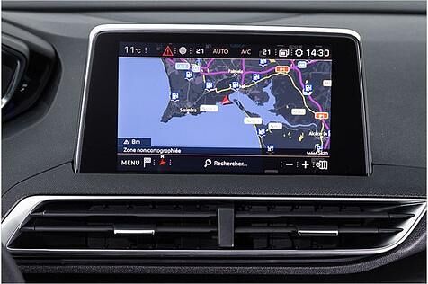 Der Touchscreen ist serienmäßig. Wenn Sie eine Navi-Funktion möchten, kostet diese aber Aufpreis
