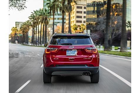 Der Jeep Compass will Konkurrenten, wie dem Opel Mokka X die Rücklichter zeigen