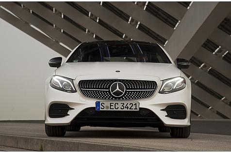 Das Mercedes E 400 4matic Coupés steht satt da