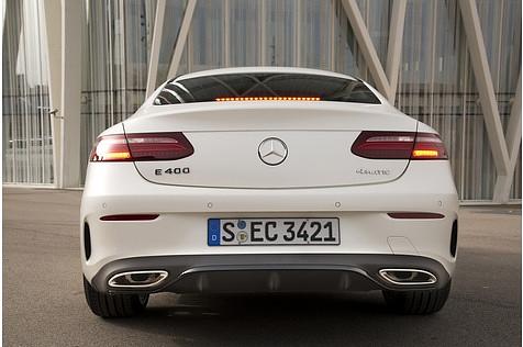 Auch von hinten kann sich das E-Klasse Coupé sehen lassen