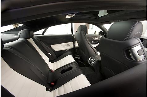 Im Fond geht es deutlich enger zur Sache als bei der Limousine
