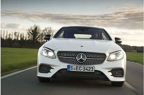 Das Mercedes E 400 4matic Coupé rollt komfortabel ab