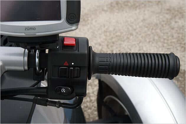 Gas gegeben wird wie bei einem herkömmlichen Motorrad über den rechten Handgriff